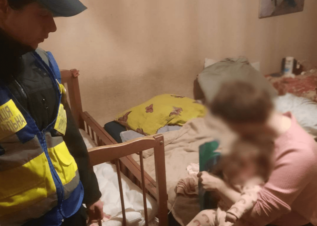 У Києві вилучили немовля у п’яної матері, яка зачинилась в чужій квартирі