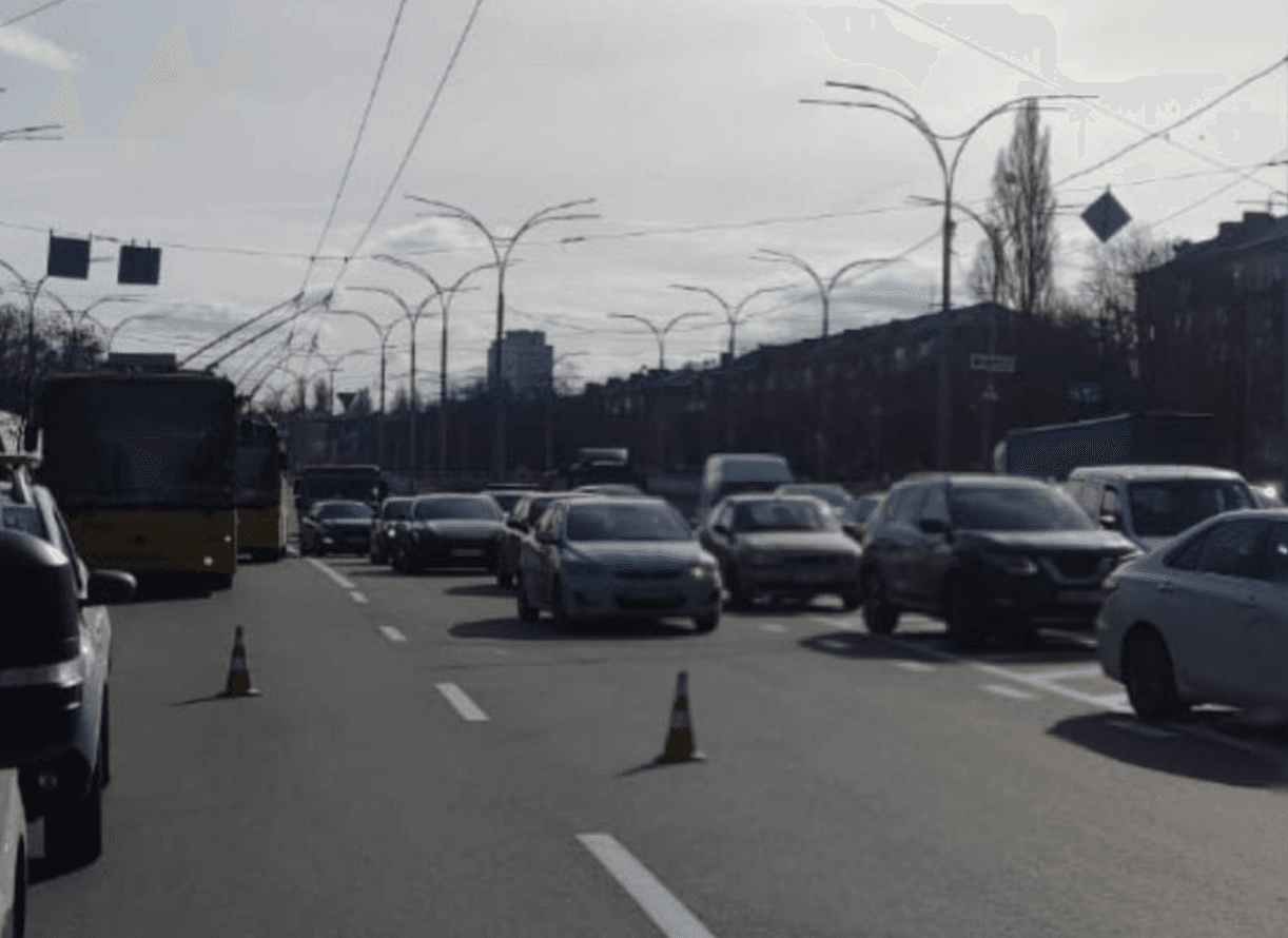 На вулиці Олени Теліги – великий затор: збирайте інші шляхи проїзду