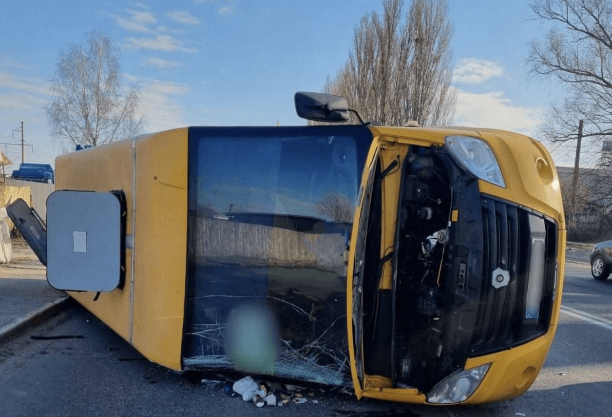 У Вишневому внаслідок ДТП перекинулась маршрутка з пасажирами