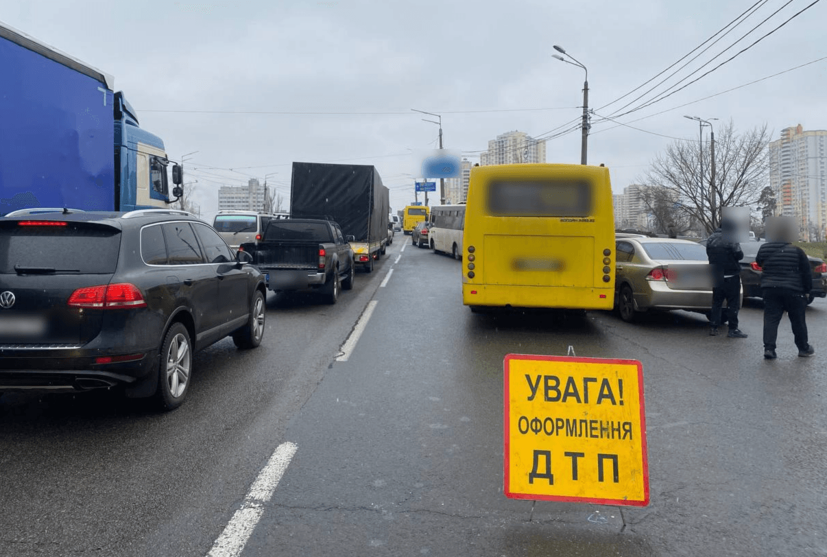 На Братиславській – великий затор: об’їжджайте цю ділянку