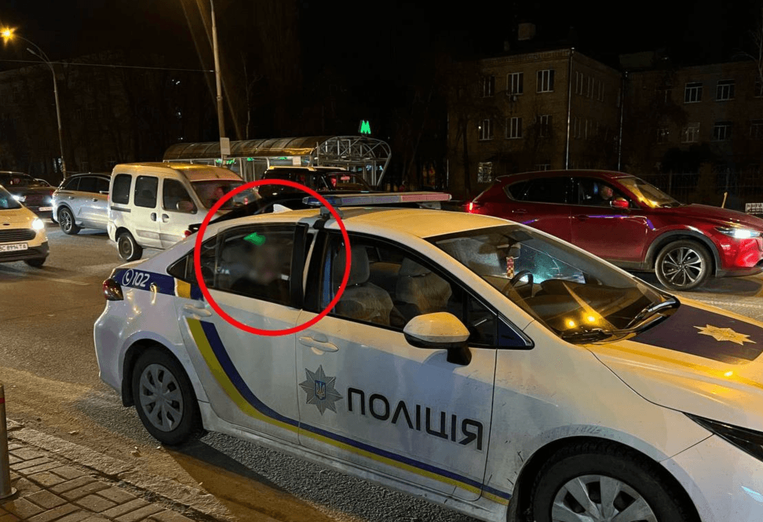 У Києві чоловік побив поліцейського та зламав вікно у службовому авто