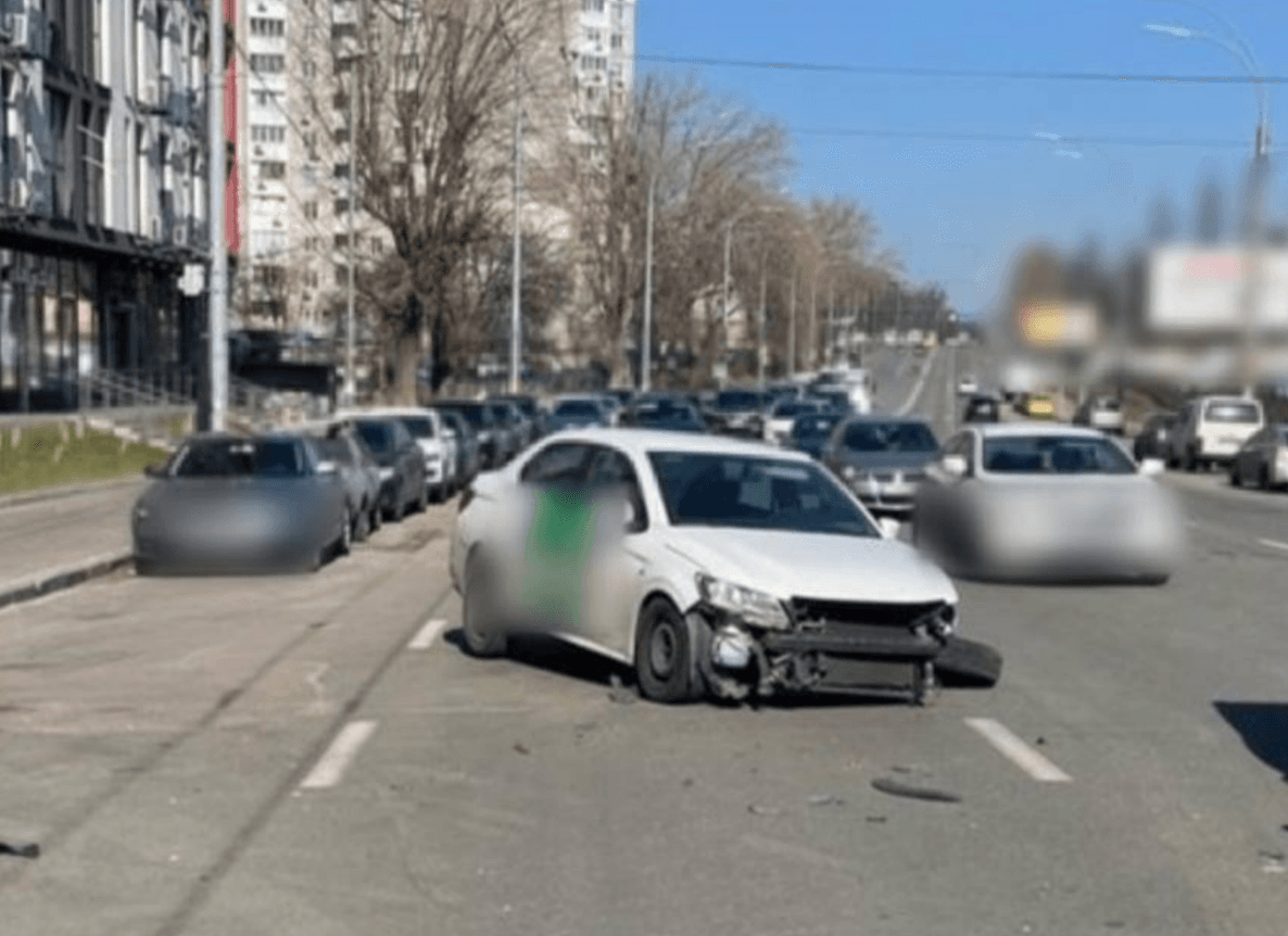 На проспекті Науки – затор: там у ДТП потрапило таксі