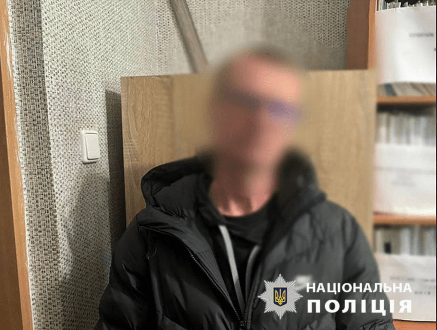 «Перевізник» обіцяв киянину передати 30 тис. доларів за кордон, а сам програв їх у казино 