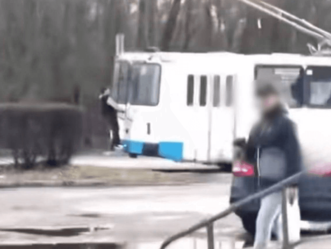 Смертельний ризик: у Білій Церкві 12-річний зачепер катався на тролейбусі