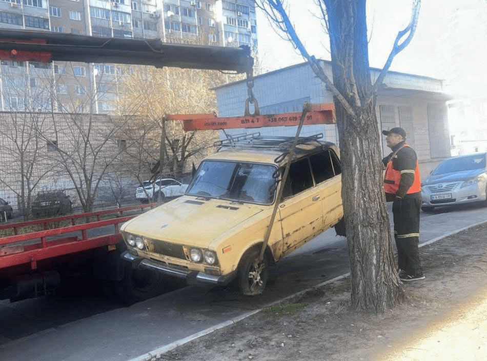 Дарницю звільняють від покинутих автівок