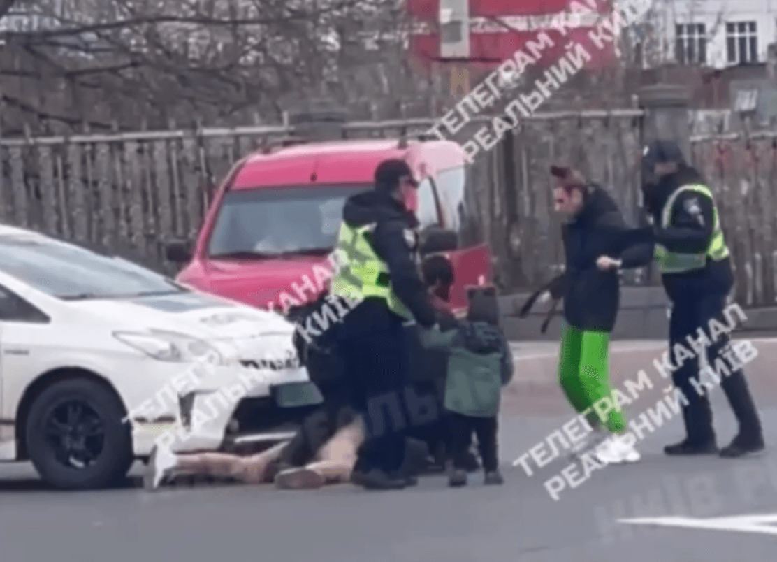 Повʼязали чоловіка біля вокзалу у Києві: поліція повідомила подробиці інциденту
