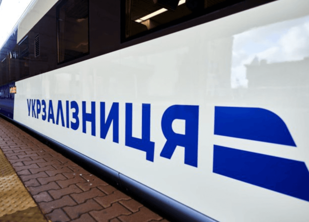 Кібератака на Укрзалізницю: як зараз працюють каси і курсують поїзди