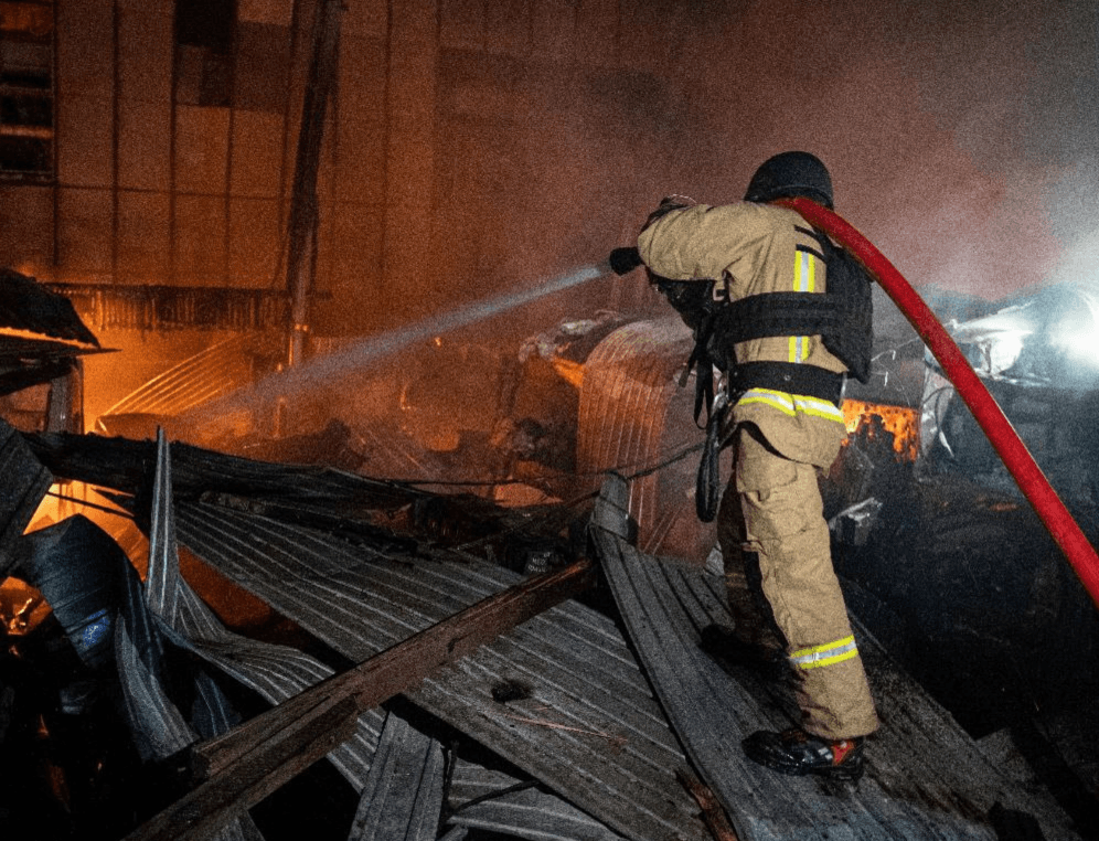 Полтава під обстрілом: загорілись склади та адмінбудівлі