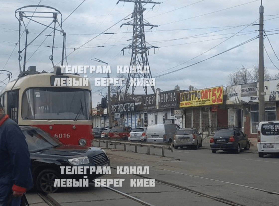 На «Юності» трамвай в’їхав в автівку