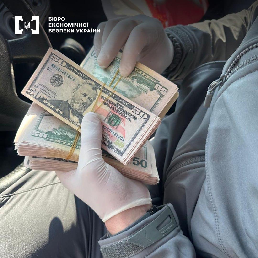 На Київщині викрили фальшивомонетників, які збували великі суми підробок у гривнях і валюті