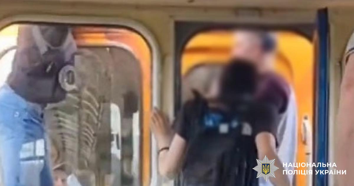 У погоні за лайками забули про безпеку: у підземці затримали підлітків-зачеперів