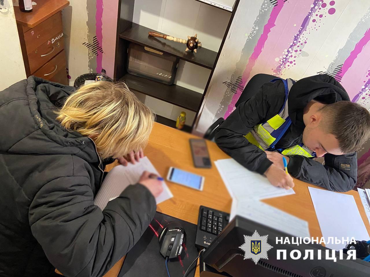 У Києві підлітки заради відео розмалювали тролейбус — поліція встановила особи порушників