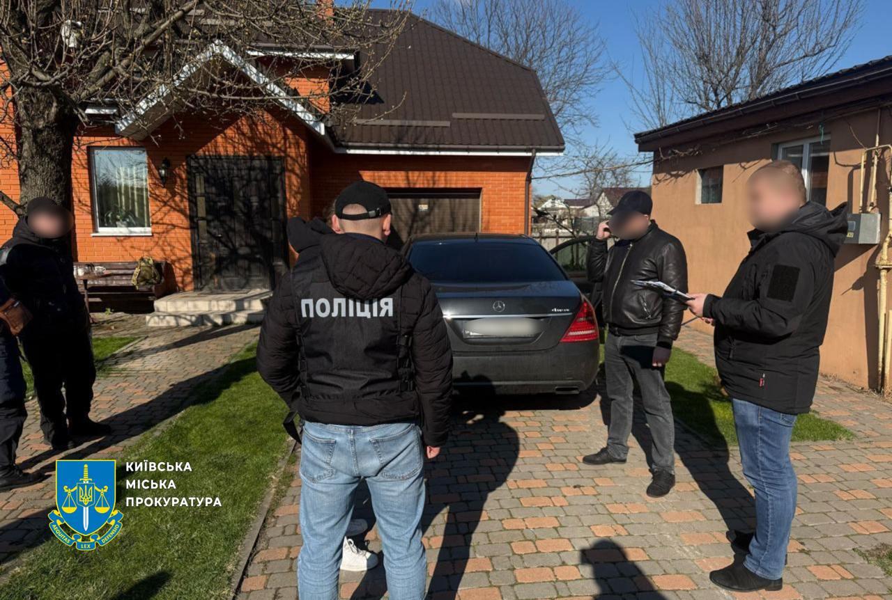 За $15 тисяч допомагали ухилянтам виїхати з України: чотирьом особам оголошено підозру