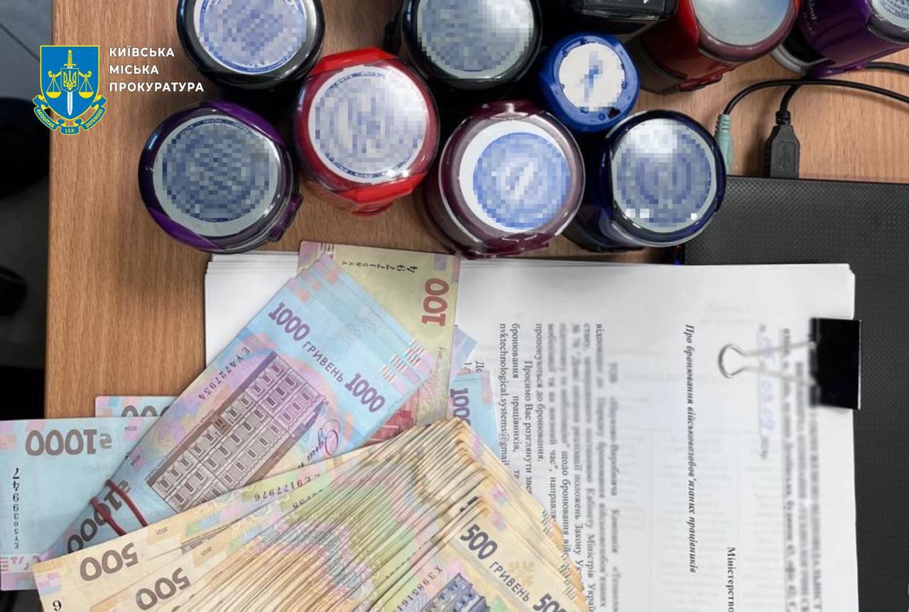 Столичному адвокату повідомлено про підозру: за 15 тисяч доларів обіцяв “вирішити” питання бронювання без участі військовозобов’язаних