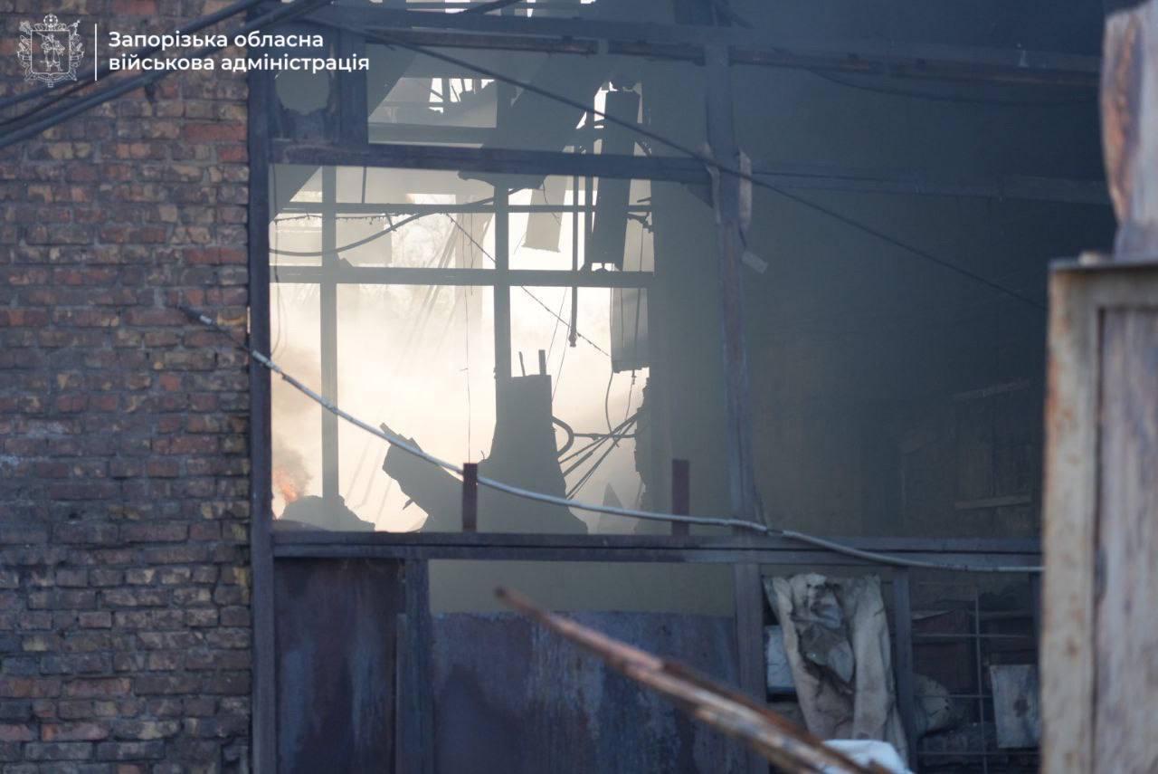 Ворожа атака по Запоріжжю: внаслідок ударів виникла пожежа на підприємстві