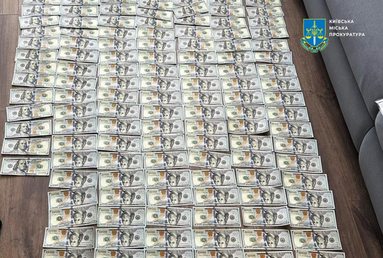 У Києві затримали організатора схеми виїзду за кордон за 50 тисяч доларів