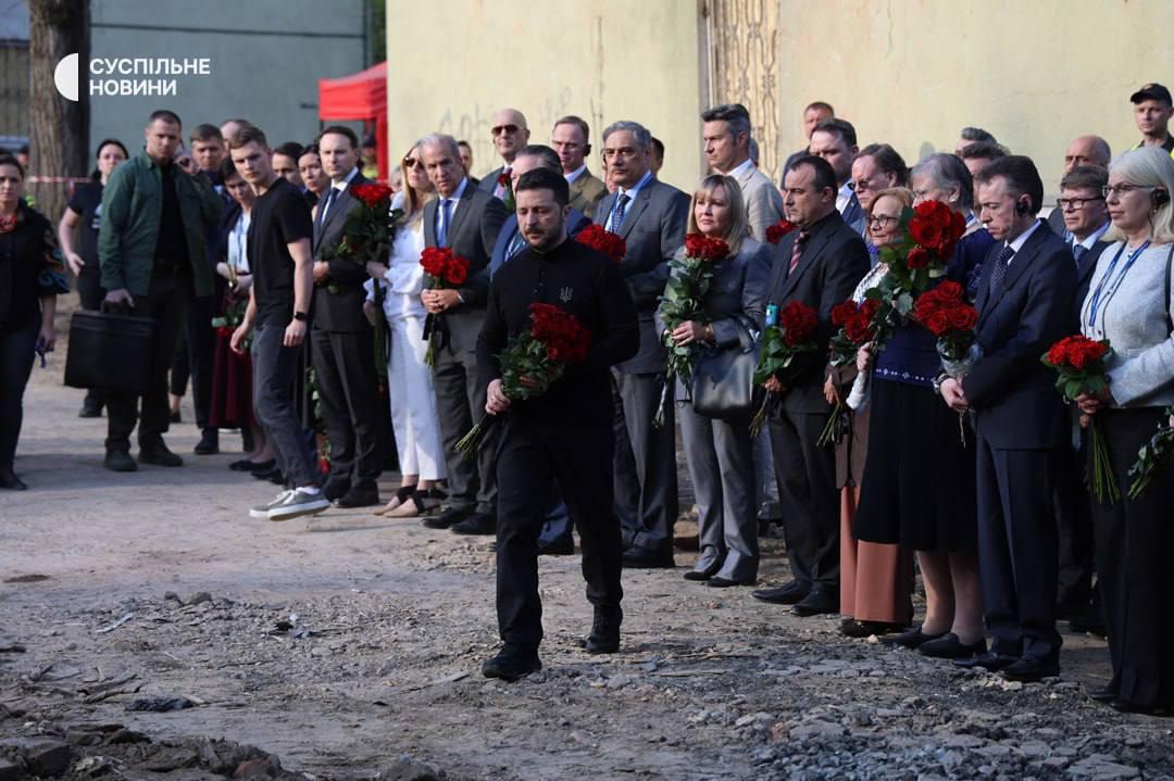 Зеленський поклав квіти на місці влучення російської ракети у Києві (відео)
