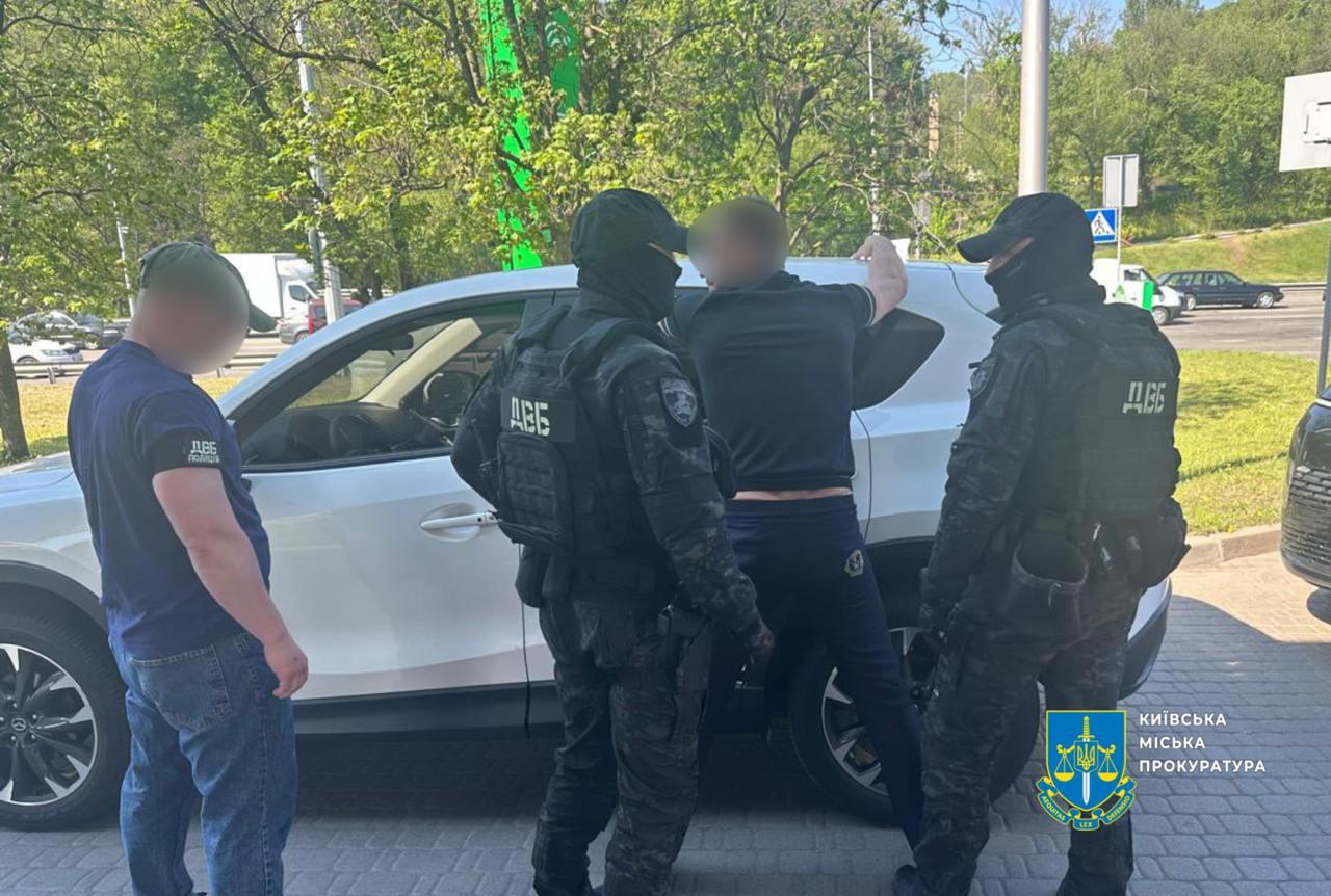 У Києві чоловік продавав фальшиві «посвідчення ГУР» за 5000 доларів: затриманий із печатками та бланками невідомого походження
