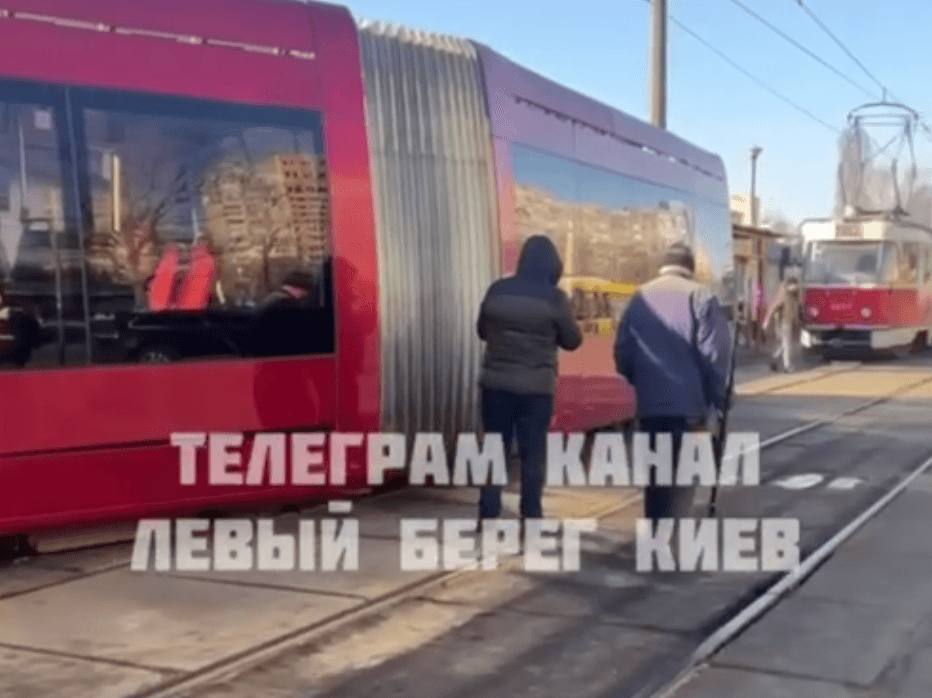 На Троєщині трамвай зійшов з рейок