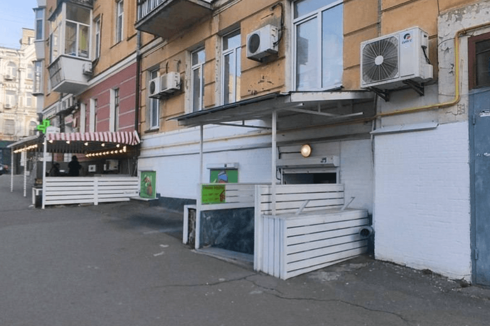 Протягом місяця з вулиць Києва прибрали майже дві тисячі незаконних вивісок