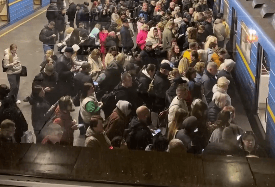 У столичному метро – справжній колапс після повітряної тривоги