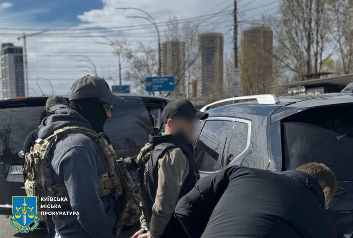 Столичний посадовець вимагав хабарі за розміщення торгових точок на Троєщині