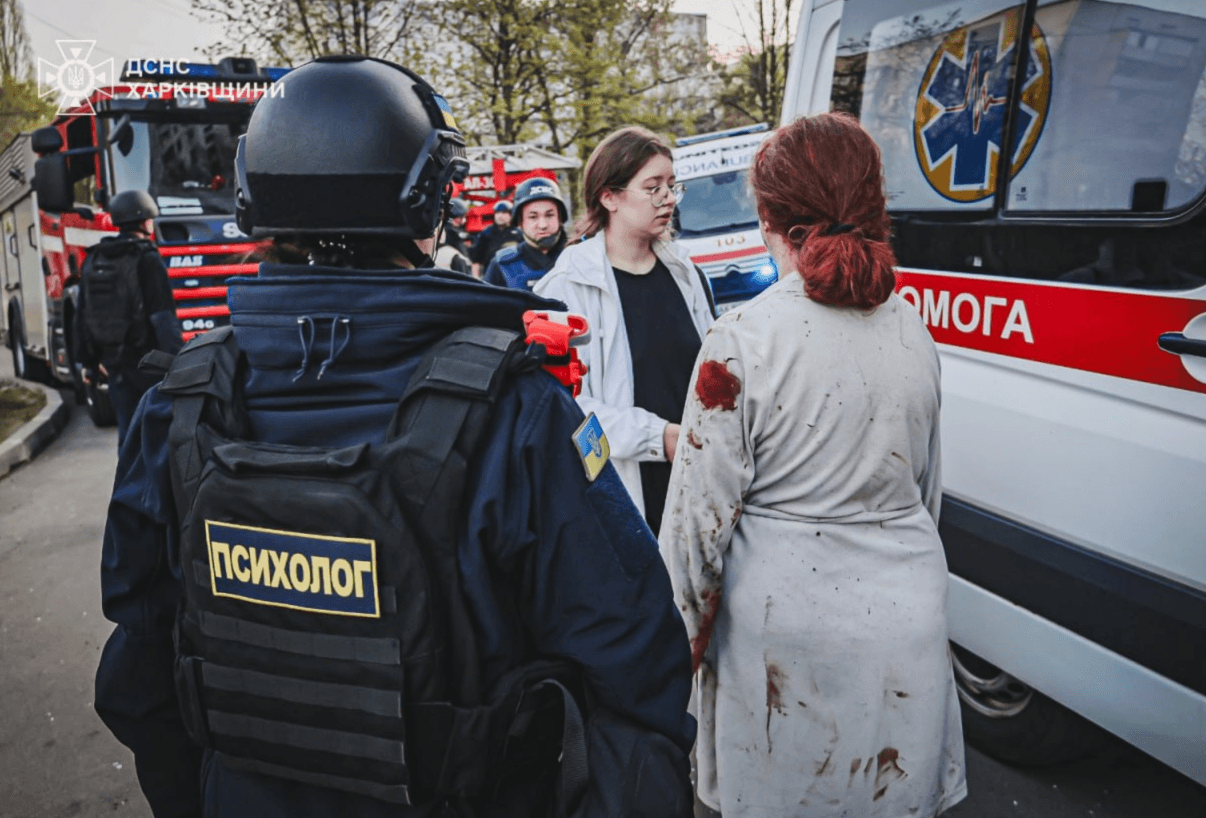 Росія поцілила у житловий квартал та цивільне підприємство у Харкові: є жертви