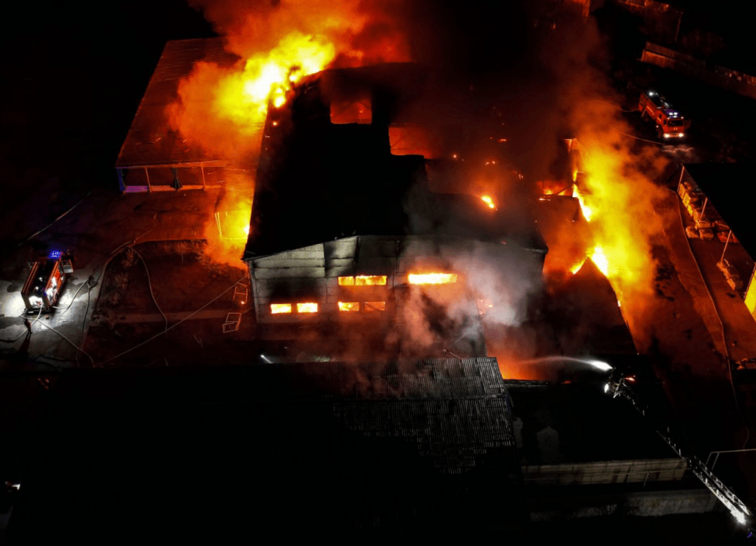 Склади з побутовими товарами загорілись у Миколаєві внаслідок ворожої атаки