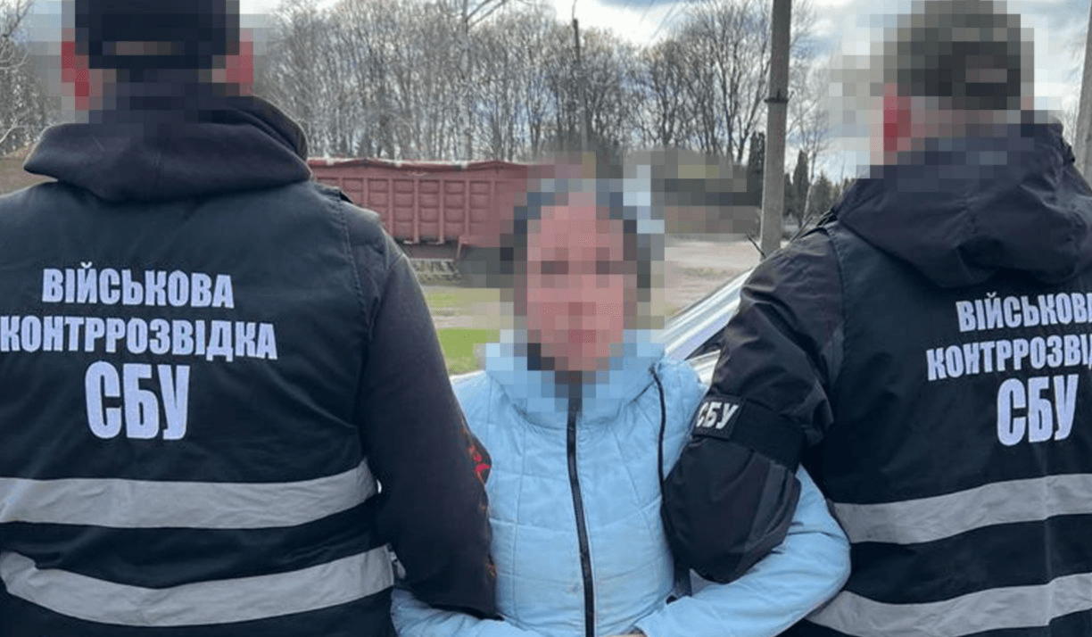 На Чернігівщині зрадниця встановлювала «відеопастки», щоб коригувати удари РФ по ешелонах ЗСУ