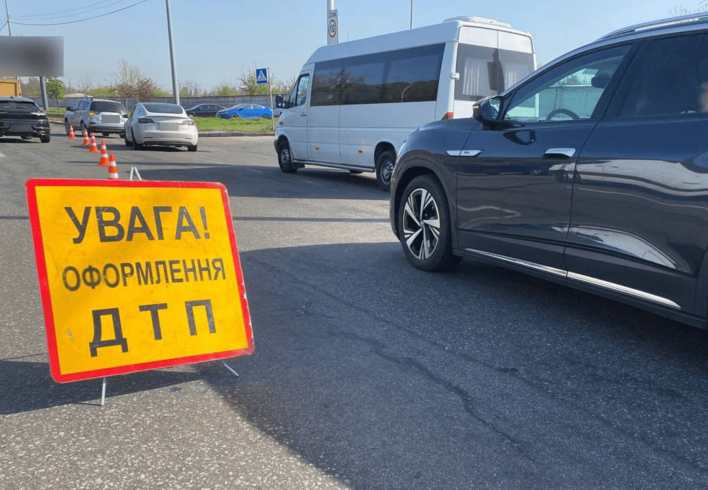 В напрямку моста Патона – великий затор: шукайте інші шляхи проїзду