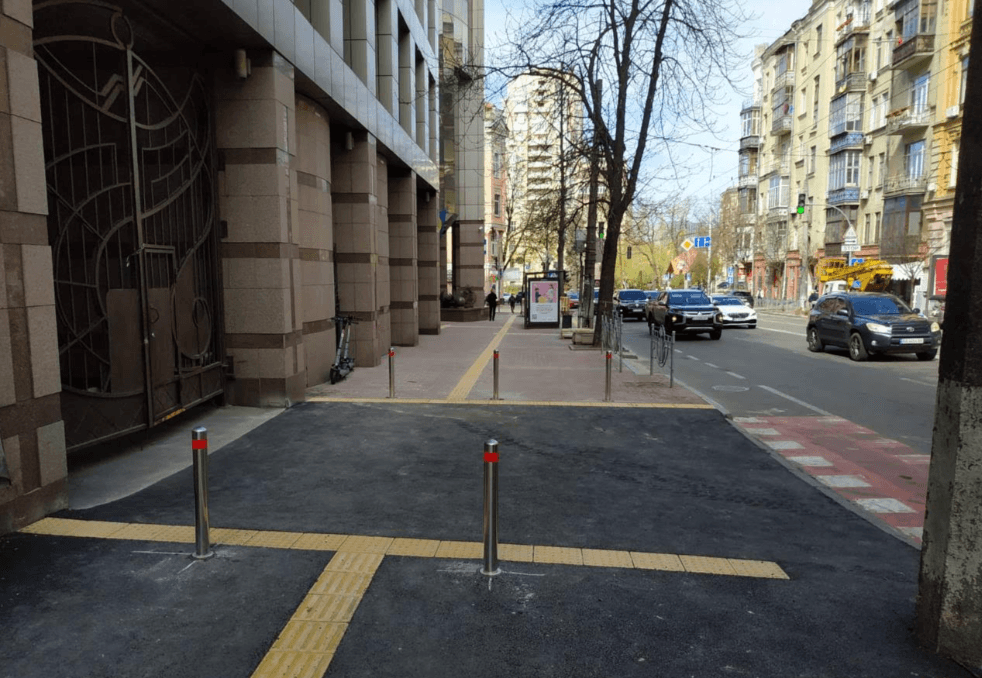 Біля офісу Фонду гарантування вкладів з’явився безбарʼєрний підхід