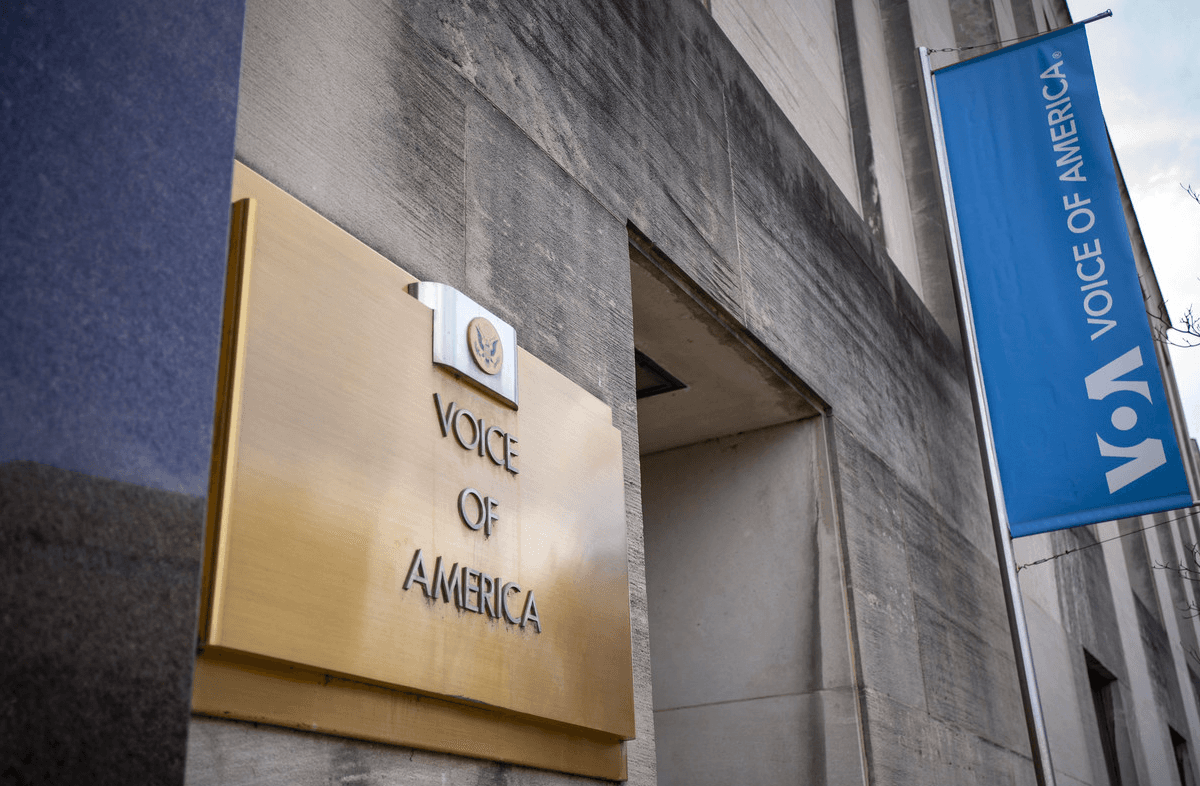 Суд зобов’язав адміністрацію Трампа відновити роботу «Голосу Америки»