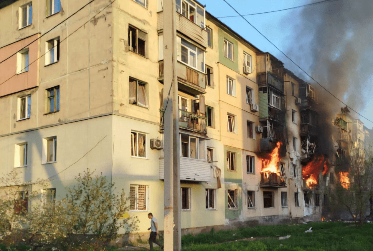 Внаслідок ворожої атаки у Павлограді загорілась багатоповерхівка: троє загиблих, серед них – дитина