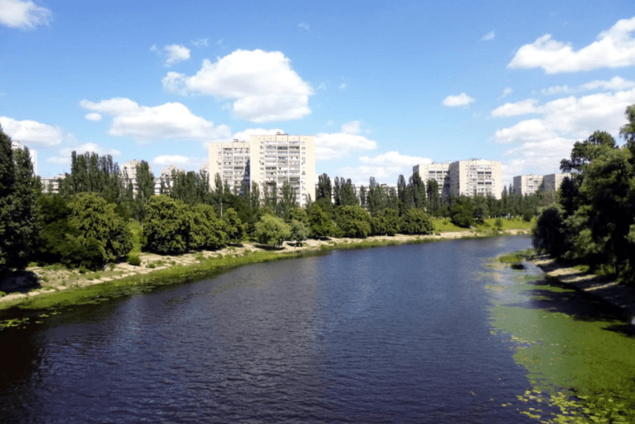 У «Київводоканалі» пояснили походження брудної плями, яку зафільмували кияни у водах Дніпра