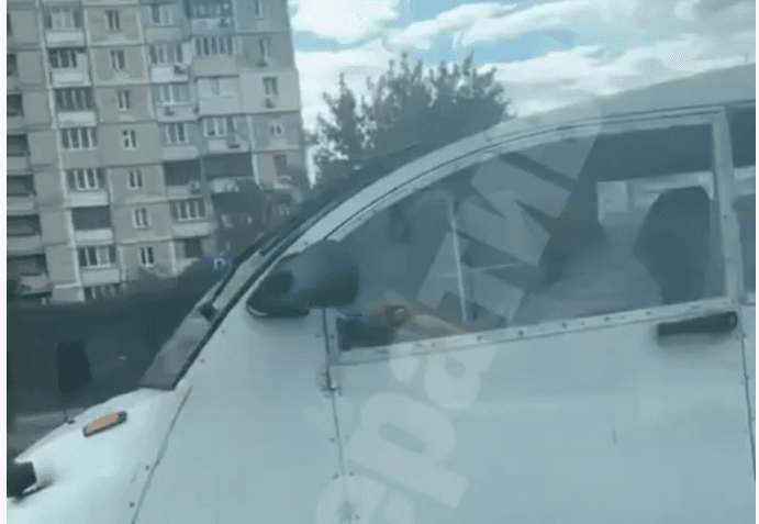 Для заторів саме те: вулицями Києва роз’їжджав дивний транспорт, схожий на пів машини