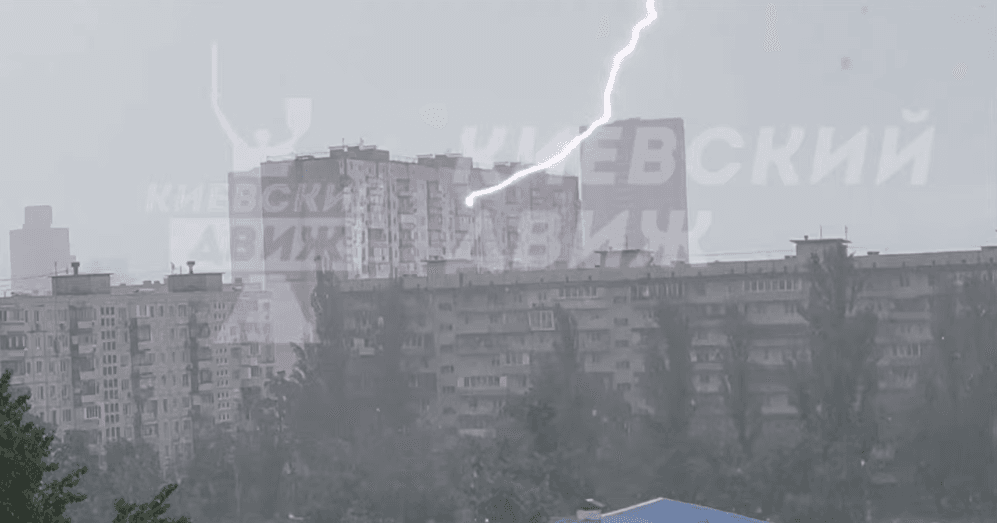 На Оболоні блискавка влучила у багатоповерхівку – відео