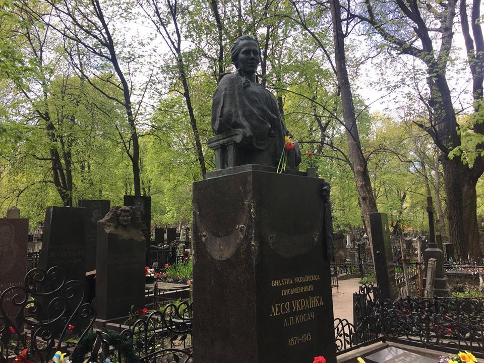 На Байковому кладовищі пропонують змінити напис на пам’ятнику Лесі Українці через елементи радянської пропаганди