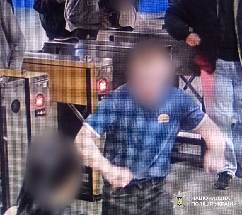 Хотів до сусіднього вагону: 19-річний хлопець розбив скло у поїзді метро