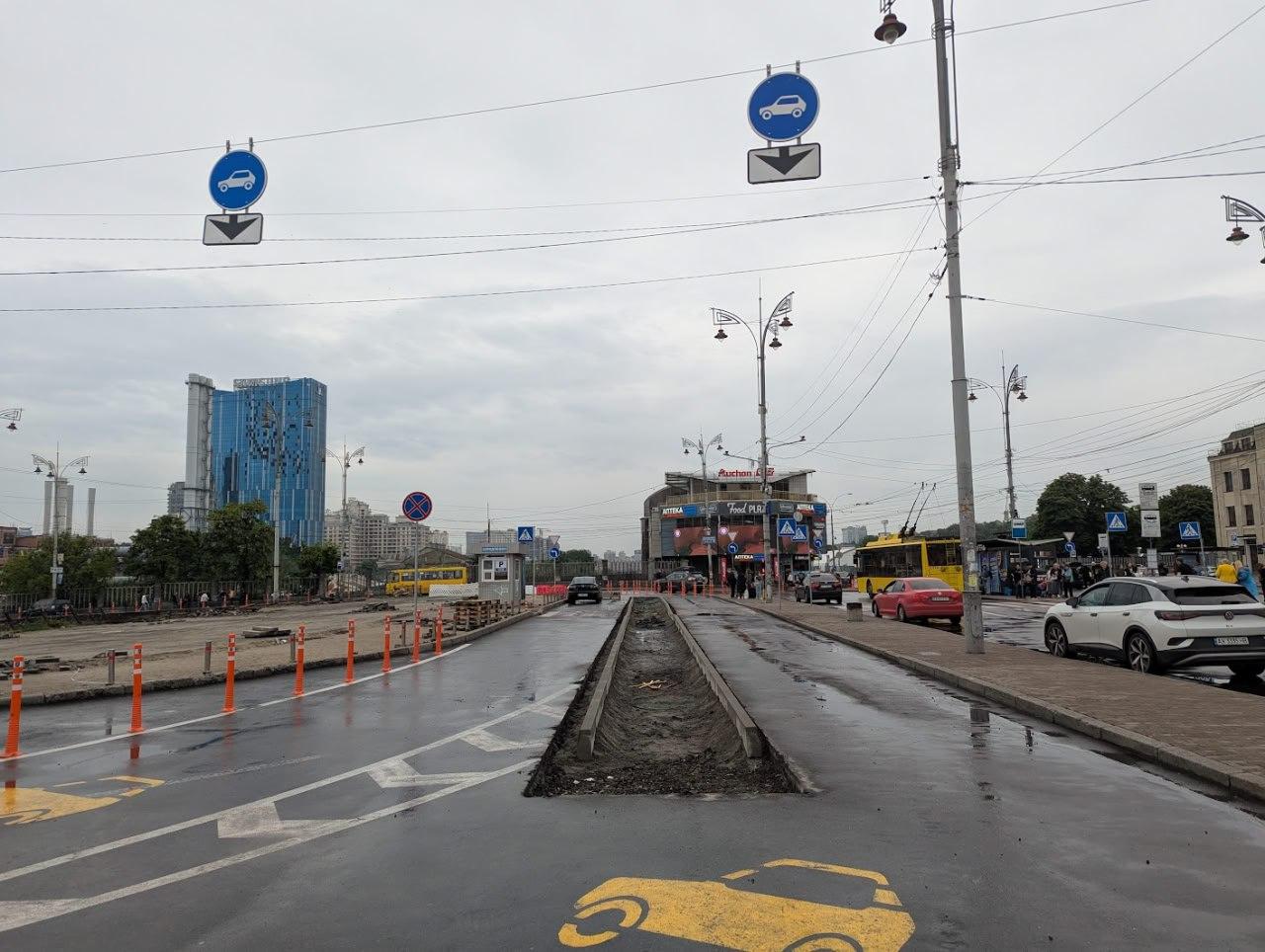 Нові зміни на Вокзальній площі: у зоні Kiss&Ride почали облаштовувати антипаркувальний острівець