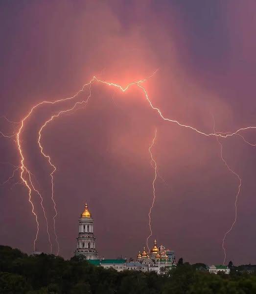 На Київ насувається гроза – що робити, коли гримить і блискає