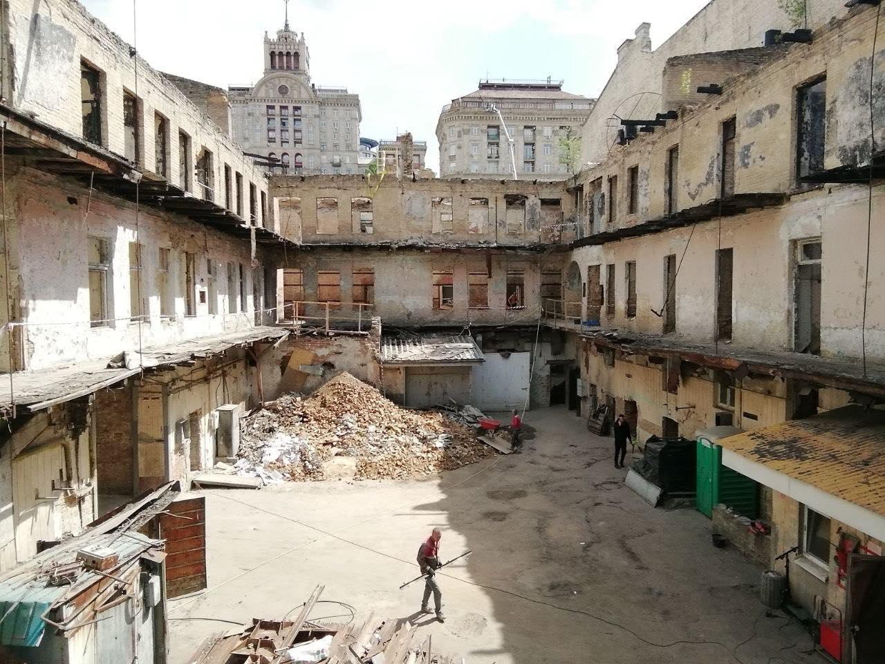Від історичної будівлі Центрального гастроному на Хрещатику залишився лише фасад