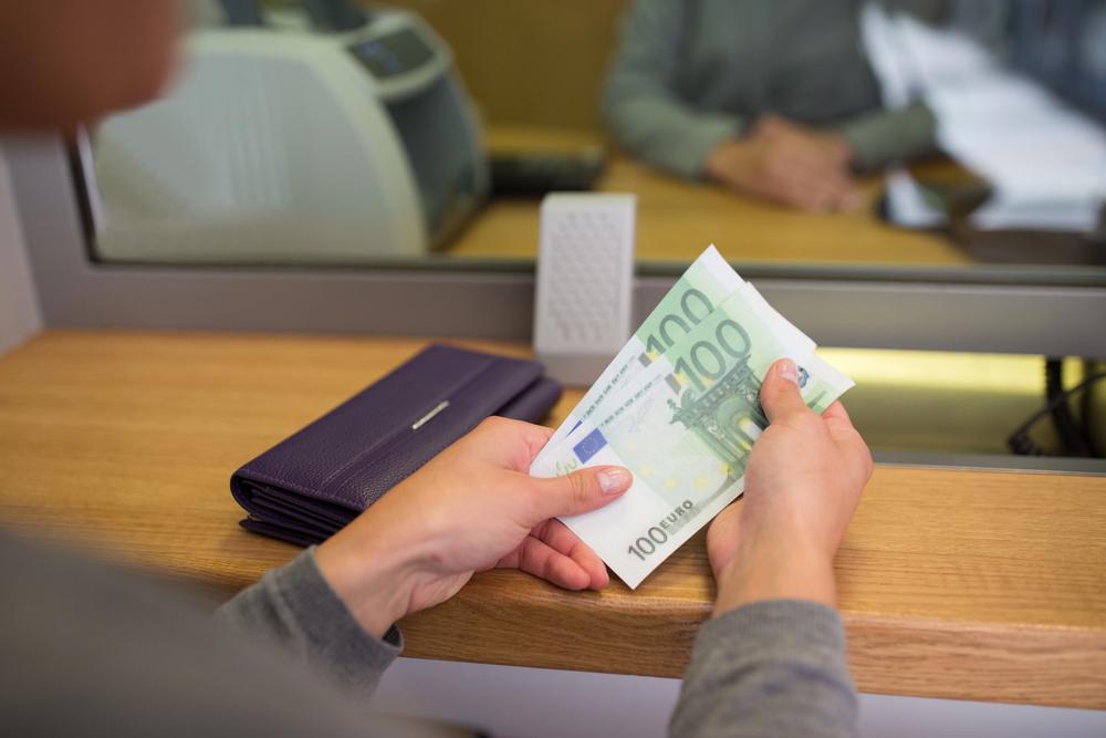 Курс у столичних обмінниках: де зараз вигідно обміняти долари та євро