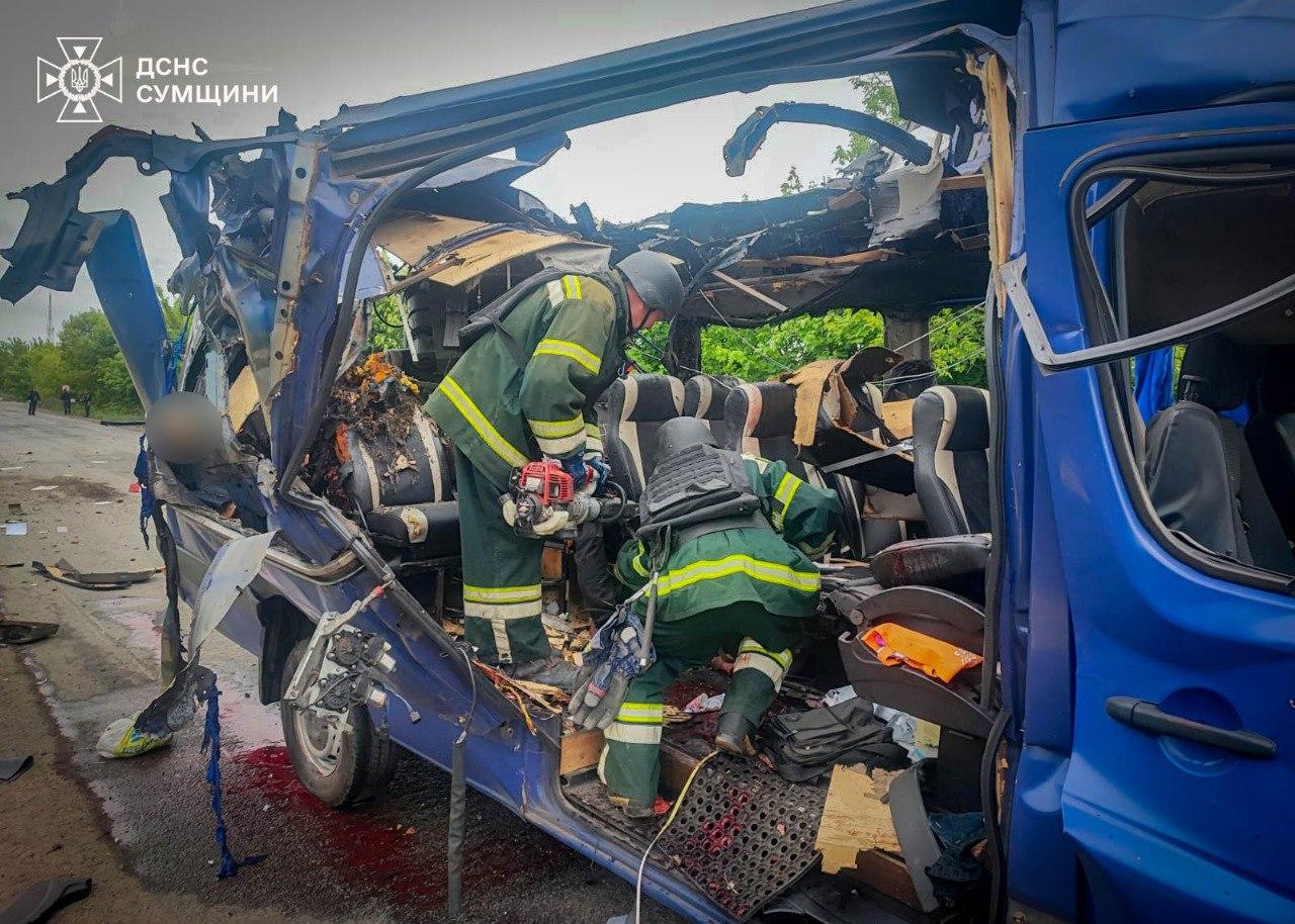Атака РФ на евакуаційний автобус поблизу Білопілля: дев’ятеро загиблих, семеро поранених — ДСНС