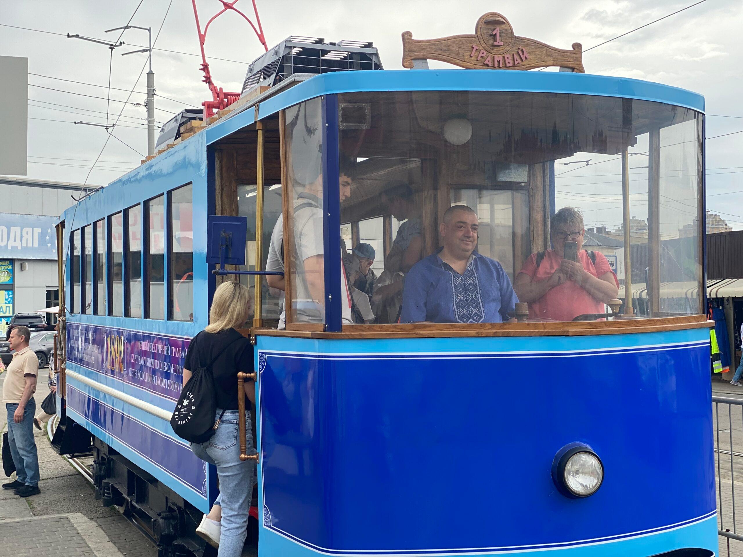 У Києві запустили екскурсійну поїздку на унікальному ретро-трамваї