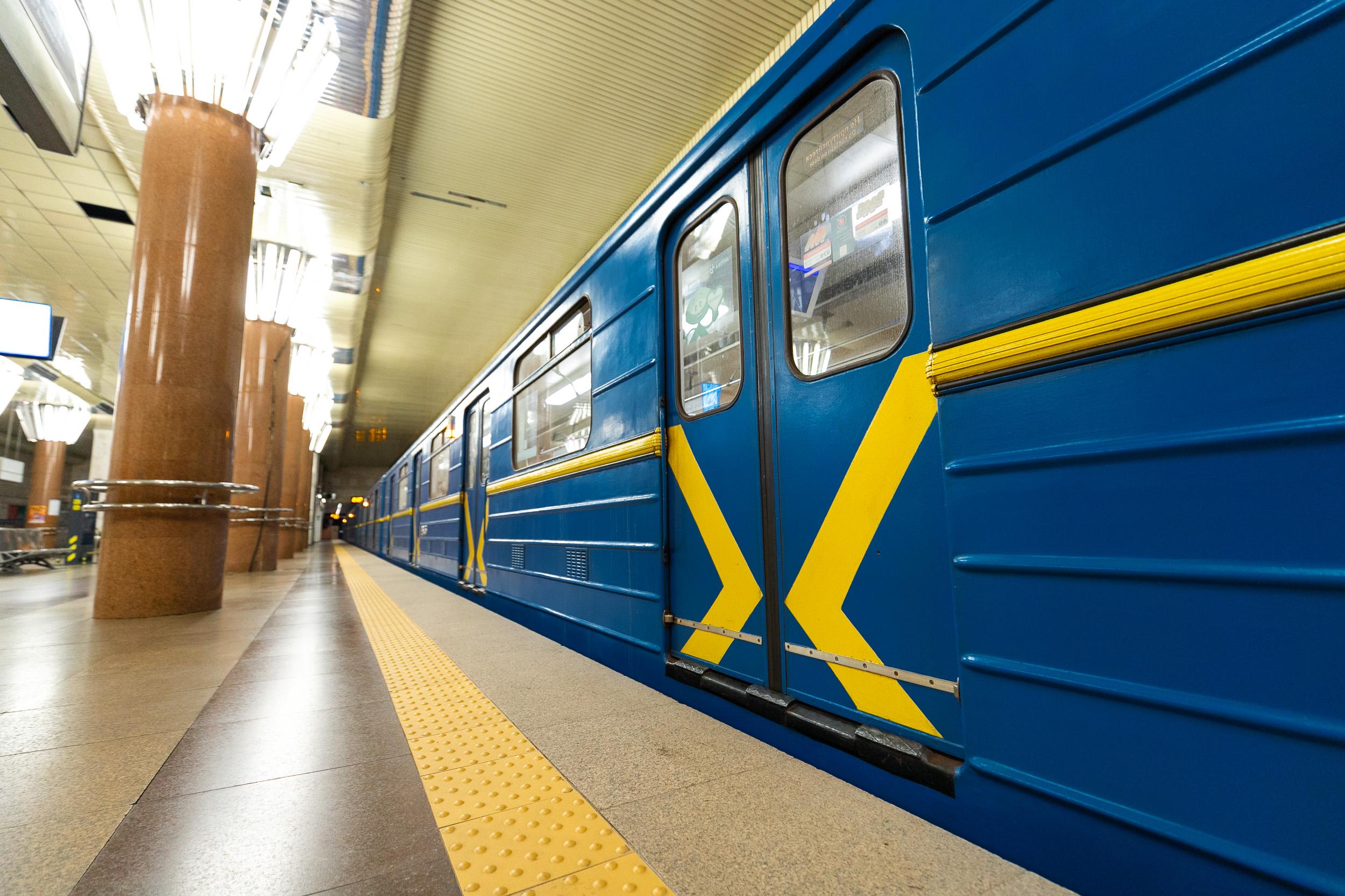 У Києві частково обмежено рух поїздів на червоній лінії метро через повітряну тривогу