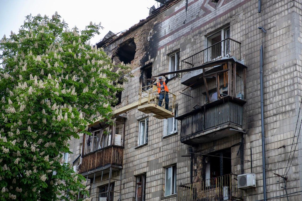 Комунальники ліквідовують наслідки ракетної атаки РФ по Києву — КМДА
