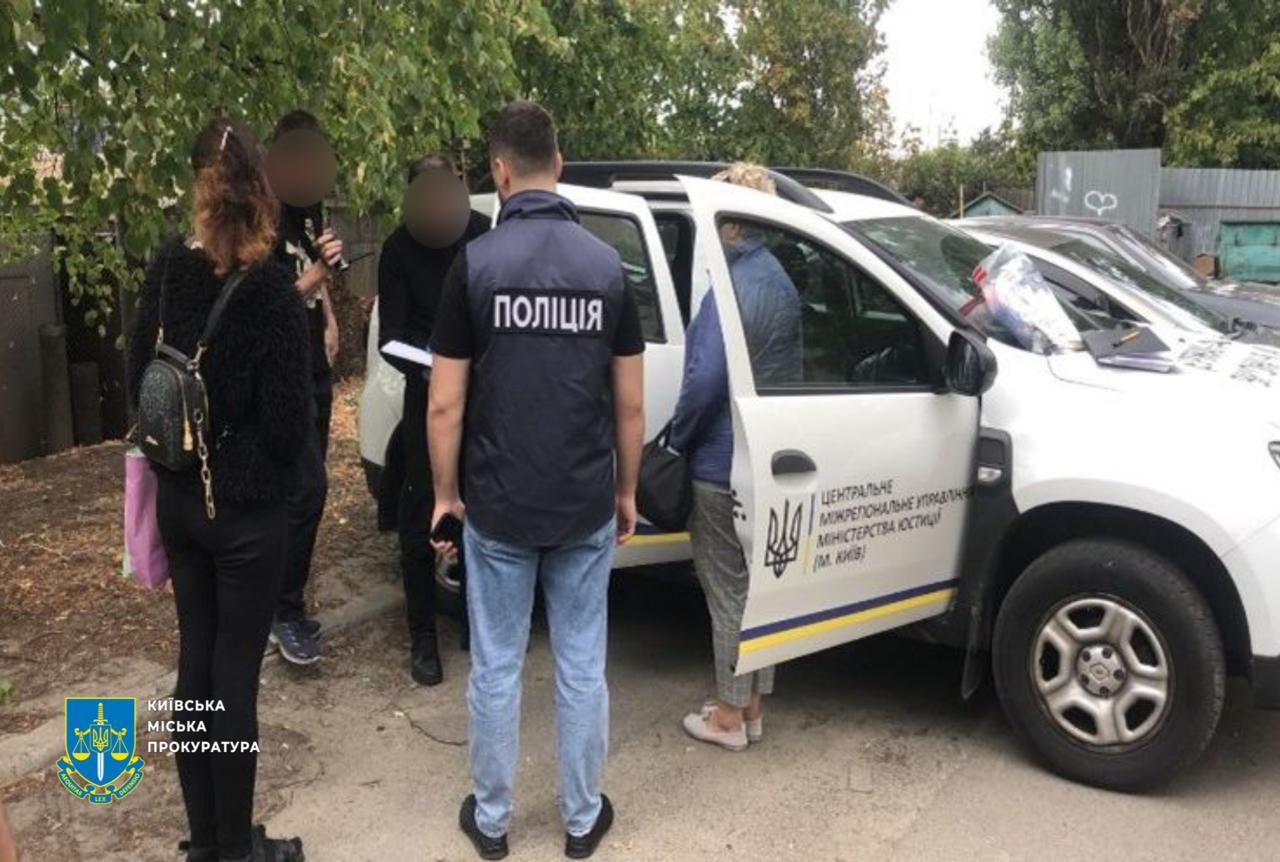 За хабар у 2,5 тис. доларів посадовці виконавчої служби незаконно зняли арешт із майна боржника — прокуратура