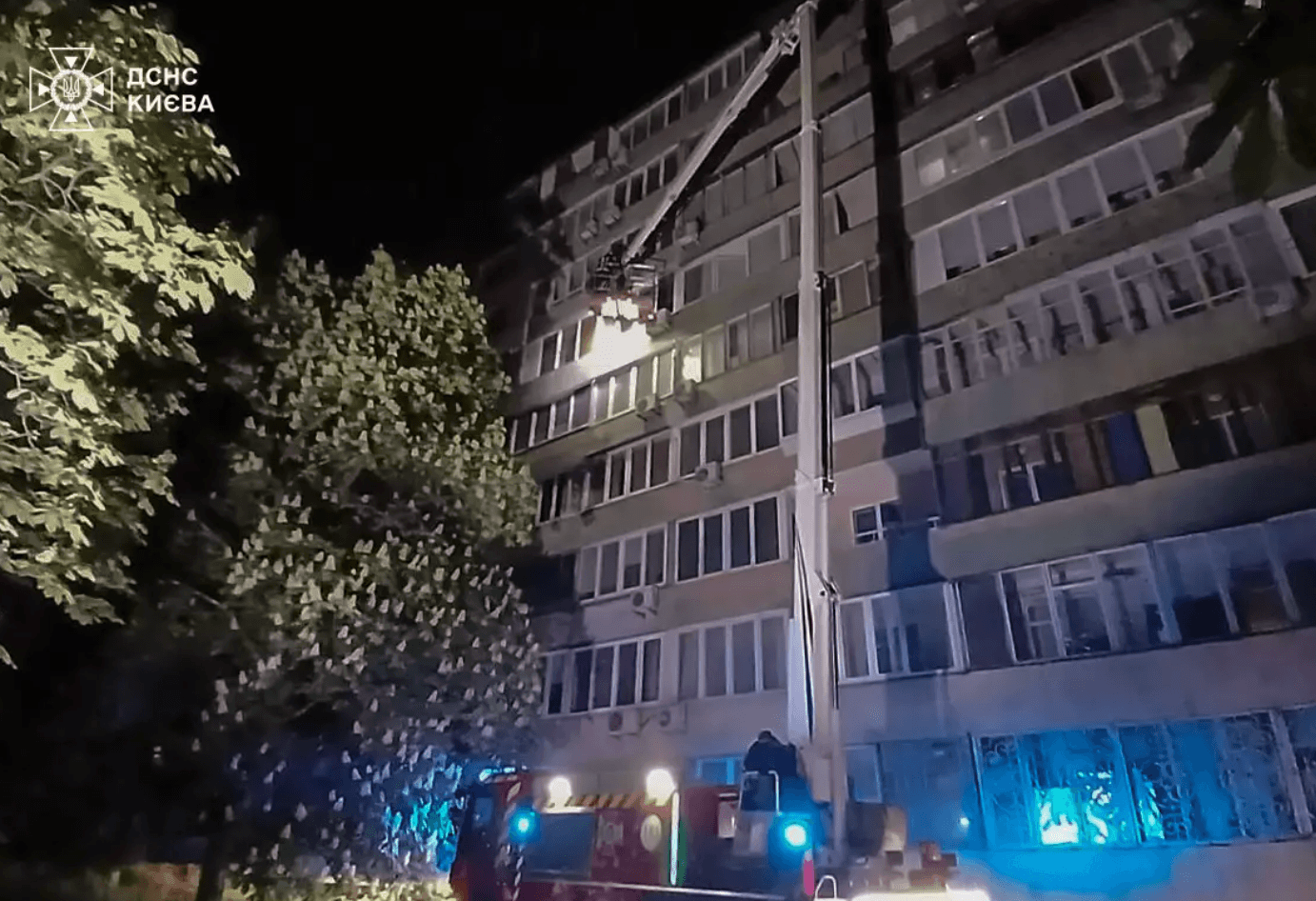 У Києві через пожежу у коридорі багатоповерхівки згоріли дві квартири