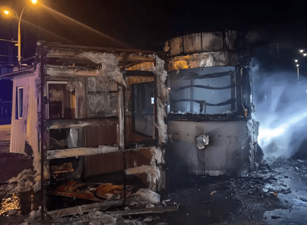 Кілька кіосків згоріли на «Вокзальній» у Києві: загинула людина