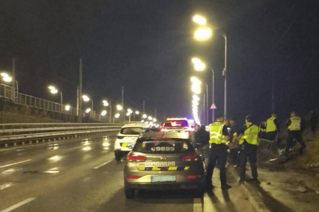 ДТП на Дарницькому мосту: 18-річний водій залишився без ніг, пасажира забрали без свідомості